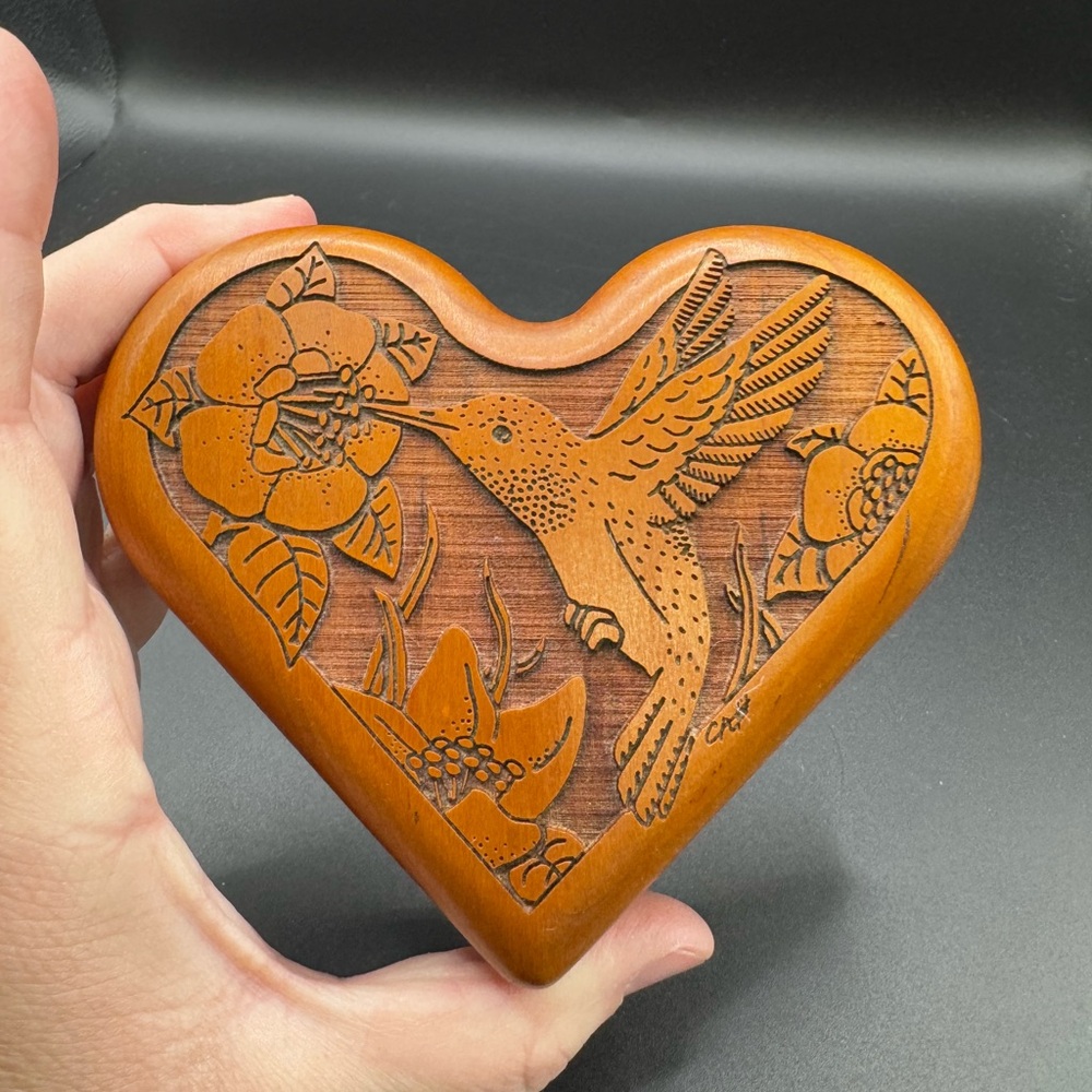 Heart-Shaped Hummingbird wood carved trinket box made in USA - Picture 3 of 7